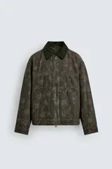 Cazadora de corte cropped confeccionada en algodón con ligero acolchado interior. Presenta un estampado floral en tonos oscuros, cuello de solapa en pana a contraste, cierre frontal con cremallera y bolsillos frontales tipo canguro.