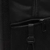 Mochila Nike Brasilia X-Large Backpack 9.0 de color negro, con gran capacidad y múltiples compartimentos. Presenta el logo Nike en blanco en la parte superior frontal y un bolsillo frontal inferior liso.