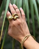 Anillo ancho de alpaca color plateado, con diseño irregular y textura rugosa. Pieza hecha a mano.