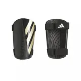 Canilleras de fútbol Adidas Tiro negras con detalles dorados y logo de la marca en blanco. Incluyen bandas elásticas ajustables con velcro.
