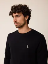 Sweater de punto con cuello redondo, manga larga y puños acanalados. Presenta un pequeño logo bordado en el pecho.