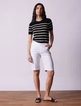 Bermuda blanca de gabardina elastizada marca Zac & Rachel. Tiene pretina ancha elastizada, bolsillos delanteros y traseros, y ruedo con dobladillo.