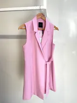 Chaleco vestido color rosado, de corte recto, sin mangas, con cuello tipo blazer y lazo para atar en la cintura.
