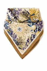 Pañuelo cuadrado de seda con estampado botánico y de frutas en tonos beige, amarillo y violeta, con borde en color tostado.