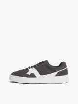 Zapatillas de tenis Tommy Hilfiger de corte bajo, confeccionadas en ante color gris con paneles en contraste de color blanco. Presentan cierre con cordones, suela de goma blanca y logo de la marca grabado en el lateral y el talón.