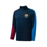 Camiseta de fútbol azul marino con mangas raglán, cierre de cremallera corto en el cuello, escudo del FC Barcelona bordado en el pecho y detalles en azul y rojo en mangas y laterales.