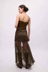 Falda midi color borgoña, de corte recto con aberturas frontales y transparencias.