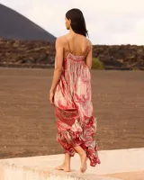 Vestido largo y fluido de seda lúrex en color amarillo, con estampado inspirado en pañuelo, escote en V, tirantes ajustables y bajo con volante.