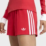 Short Adidas de piqué color rojo con las tres tiras blancas a los lados y el logo del trifolio bordado en el lateral.