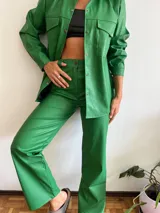 Pantalón de cuero sintético verde con textura croco, de corte recto y tiro alto.