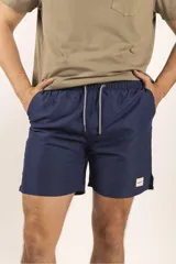 Bermuda de baño color salmón con cintura elástica ajustable con cordón.