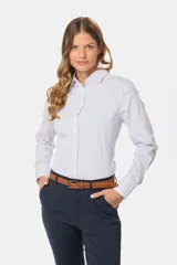 Camisa de manga larga entallada, confeccionada en una mezcla de algodón con spandex. Presenta cuello clásico, cierre frontal con botones al tono y puños abotonados.