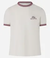 Remera blanca de algodón, corte baby tee, con cuello redondo y mangas cortas con ribete doble en bordó. Estampa pequeña con texto "The Staff" en el pecho.