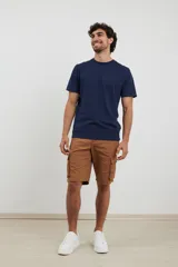 Bermuda cargo de color verde, con diseño funcional de seis bolsillos, incluyendo bolsillos laterales con solapa. Confeccionada en tejido de algodón con elastano para mayor comodidad.