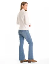 Buzo de tejido de punto color beige, con cuello alto y mangas largas. Presenta un diseño de calce ajustado con puños y ruedo acanalados.