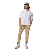 Camisa de manga larga Columbia modelo Bahama II L/S Shirt, color blanco, diseñada para pesca y actividades al aire libre. Confeccionada en nailon liviano, cuenta con tecnología Omni-Shade UPF 50 para protección solar, bolsillos frontales en el pecho, ventilación trasera y sistema para convertirla en manga corta.
