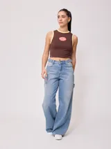 Musculosa crop de algodón elastizado color rojo, con ribetes blancos en el cuello y las sisas, y un parche bordado frontal con el logo de la marca Rusty Shop.