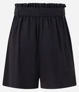 Short color verde militar, de corte sastrero y tiro alto, con lazo en la cintura.