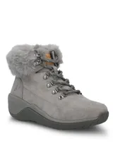Botas de estilo montañés color gris, confeccionadas en cuero y poliéster. Presentan cuello con forro de piel sintética, ajuste mediante cordones con ganchos metálicos y suela de goma con tecnología Spinal Flex para mayor confort.