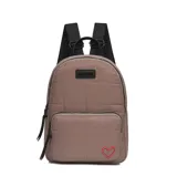 Mochila urbana Las Oreiro modelo Love, color rosado con diseño acolchado de costuras cuadradas. Presenta un bolsillo frontal con cierre, logo de la marca en placa rectangular negra y un detalle de corazón rojo bordado en la parte inferior. Incluye correas ajustables negras con el logo de la marca y manija superior.