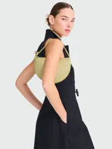 Cartera tipo clutch de la línea Le Roseau de Longchamp, con diseño de media luna, confeccionada en cuero con textura granulada. Cuenta con una correa de hombro fija y cierre superior con detalle metálico distintivo de la marca.