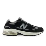 Championes New Balance modelo 2010, con diseño inspirado en siluetas clásicas de running. Presenta una combinación de cuero, piel de cerdo, malla y nubuck en tonos negro y gris. Cuenta con entresuela ABZORB para amortiguación y estabilidad con soporte de TPU en la parte media del pie.