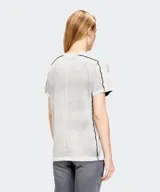 Remera de algodón gris claro Diesel modelo T-Imy, con cuello redondo, mangas cortas y detalles de costuras expuestas en contraste. Cuenta con un pequeño logo bordado en el pecho.
