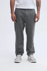 Pantalón de lino color gris oscuro, corte recto y bolsillos laterales, confeccionado en mezcla de lino y algodón.