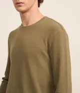 Remera de manga larga con cuello redondo y textura, de corte regular. Confeccionada en una mezcla de algodón, poliéster y viscosa.