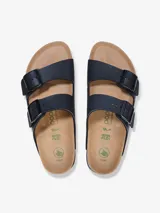 Sandalia tipo zueco de dos tiras ajustables con hebillas metálicas, color negro. Presenta una suela de plataforma gruesa de EVA sobre una plantilla anatómica de corcho y látex.