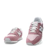 Championes urbanos New Balance modelo 373, color rosado con detalles en blanco y gris. Confeccionados en una combinación de gamuza y malla, presentan el logo 'N' característico en los laterales y una suela de goma resistente.
