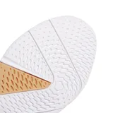 Championes Adidas Ligra 8 Indoor, color blanco con detalles en negro y suela color caramelo, diseñados para deportes de sala.