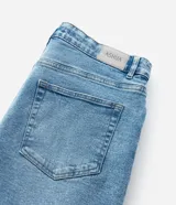 Pantalón de jean de corte recto, color azul medio, con cintura alta, trabillas para cinturón, cierre frontal con botón y cremallera, y bolsillos funcionales.
