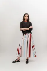 Falda larga de popelina de algodón con diseño de gajos y estampado de rayas verticales en tonos blanco, celeste, rojo, negro y beige.