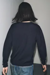 Jersey de manga larga confeccionado en lana 100%, con escote en pico y acabados en rib en puños y bajo.