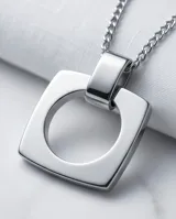 Set de joyería compuesto por un collar con cadena de eslabones y dije cuadrado con centro circular, y aros colgantes a juego con el mismo diseño geométrico. Realizado en acero inoxidable con acabado pulido.