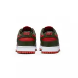 Championes Nike Dunk Low Retro con diseño tricolor en blanco, negro y naranja. Presentan una base de cuero blanco con superposiciones en cuero negro, el icónico swoosh lateral en color naranja y suela de goma naranja.