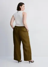 Pantalón largo de lino color verde militar, de corte recto y tiro medio con cintura elástica ajustable y dos bolsillos laterales.
