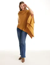 Poncho tejido de punto con diseño asimétrico y aberturas laterales para los brazos.