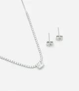 Conjunto de collar y aros plateados con circonitas blancas. El collar es de fita italiana con colgante de circonita cuadrada. Los aros son punto de luz con cierre a rosca.
