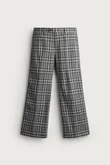 Pantalón flare fit confeccionado en tejido con algodón, con estampado a cuadros en tonos grises y negros. Cuenta con bolsillos laterales, bolsillos traseros de vivo y cierre frontal con cremallera y botón.