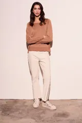 Sweater negro de manga larga con escote redondo y tejido ligero con brillo sutil de lurex.