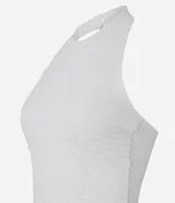 Top blanco de tejido piquet texturizado, con cuello halter y peplum con volado en la cintura.
