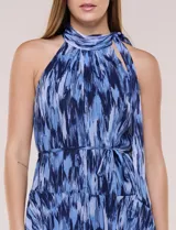 Vestido maxi azul de gasa liviana con estampado abstracto, escote halter fruncido con lazo ajustable, diseño sin mangas, fino cinturón a tono y falda larga con volados escalonados.