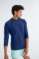 Remera de lycra azul marino de manga larga, ideal para protegerse del sol.
