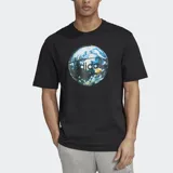 Remera negra adidas Originals de manga corta, cuello redondo y corte clásico. Presenta un estampado circular en el pecho con la imagen del planeta Tierra diseñada con textura de pelota de básquet y el logo de la marca al centro.