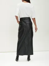 Falda larga negra de cuero sintético con bolsillos cargo laterales.