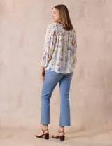 Blusa de gasa estampada con flores, marca Zac & Rachel. Tiene cuello a la base, abertura central con botones y mangas 3/4 abullonadas.