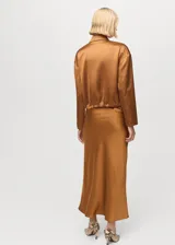 Falda midi de corte recto con acabado satinado y cintura elástica.