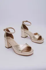 Sandalias negras de cuero con plataforma y taco ancho.